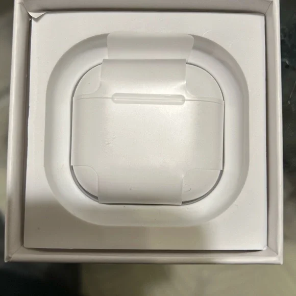 Apple AirPods 4 active noise cancellation